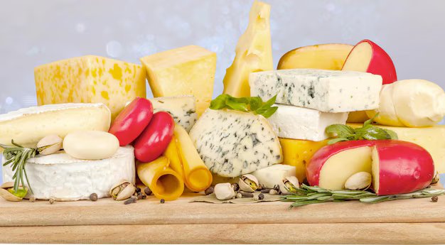 Assortiment de produits laitiers : lait, yaourt, beurre, fromages